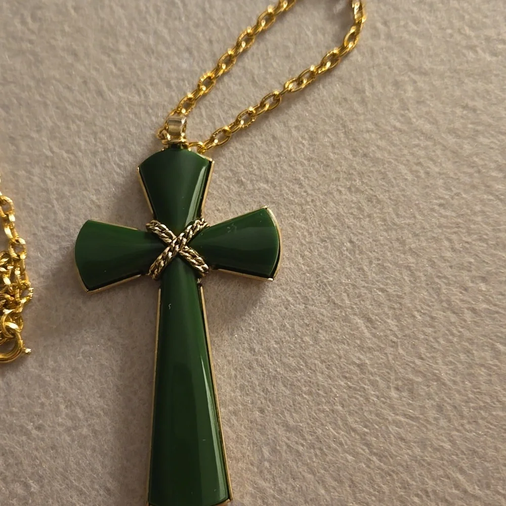 Avon 1976 Juliet Faux Jade Cross 1.50X2.75 Goldtone Chain Measures 26 Inches0 p